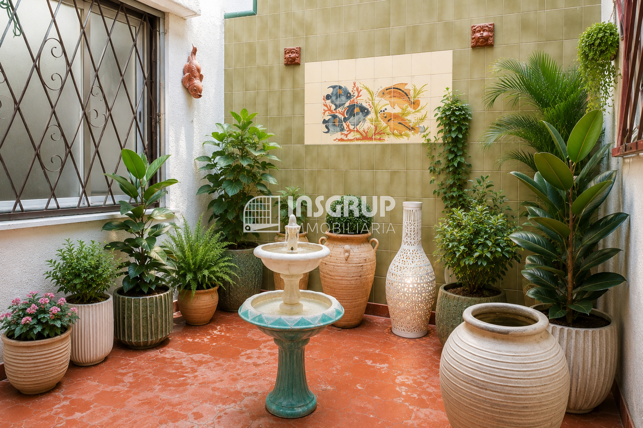 patio interior con plantas